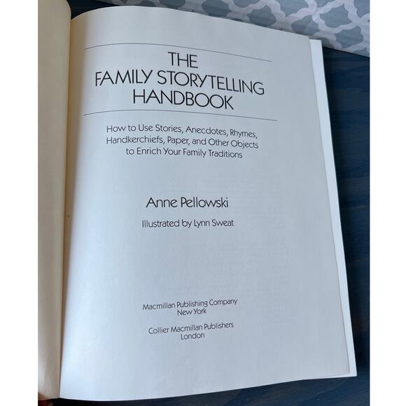 The Family Storytelling Handbook by Anne Pellowski Hardcover Book Pre-Loved - Picture 1 of 6